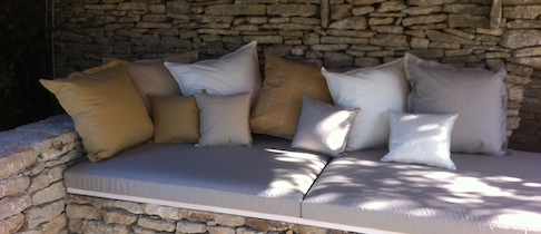 coussin blanc et marron clair sur mesure